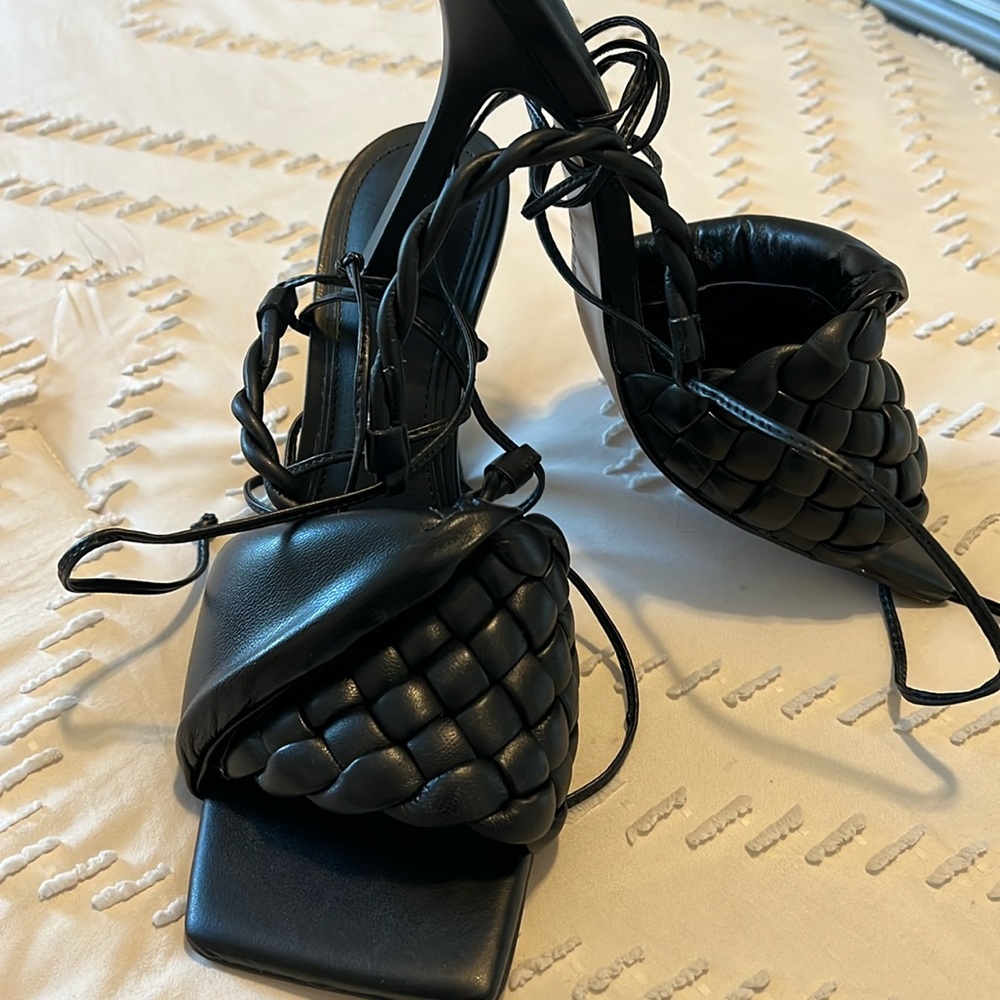 Strap around the ankle square toe shoe